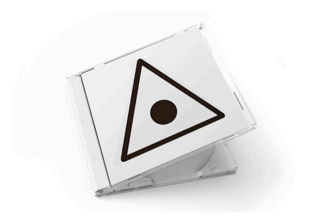 Un objeto que presenta una figura triangular con un círculo en su interior.