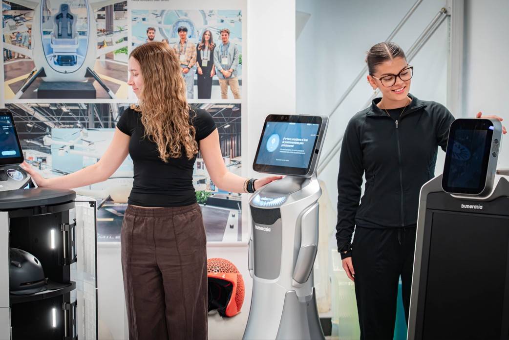 Dos mujeres interaccionan con robots en un entorno tecnológico moderno.