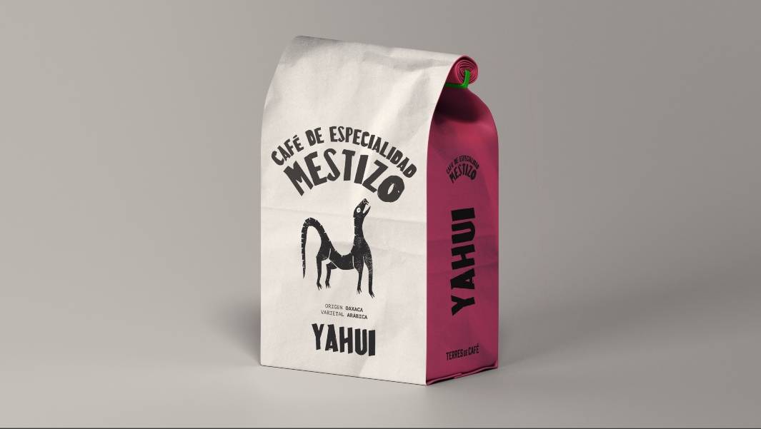 Paquete de café especializado con diseño artístico en tonos blanco y rosa.