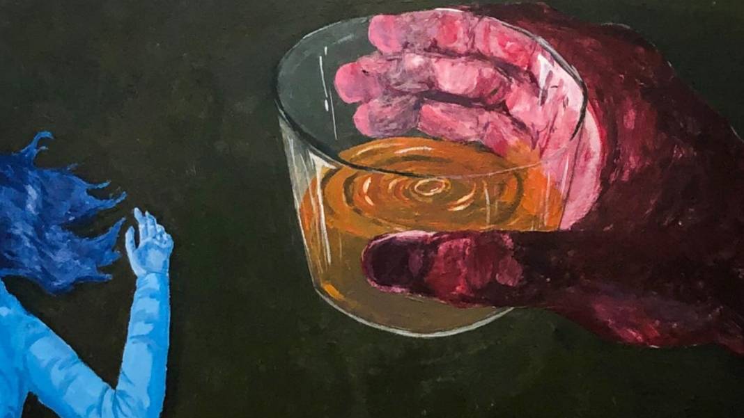 La imagen muestra una mano sosteniendo un vaso con bebida mientras se ve parcialmente la figura de otra persona que se aleja.