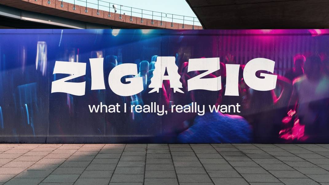 Un mural colorido con la palabra 'ZIGAZIG' y la frase 'what I really, really want'.