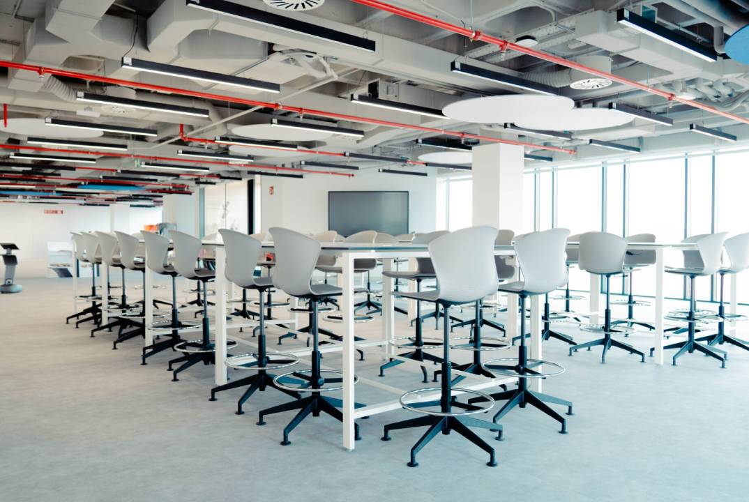 Instalaciones abiertas dentro del edificio en los que desarrollar la vida universitaria.
