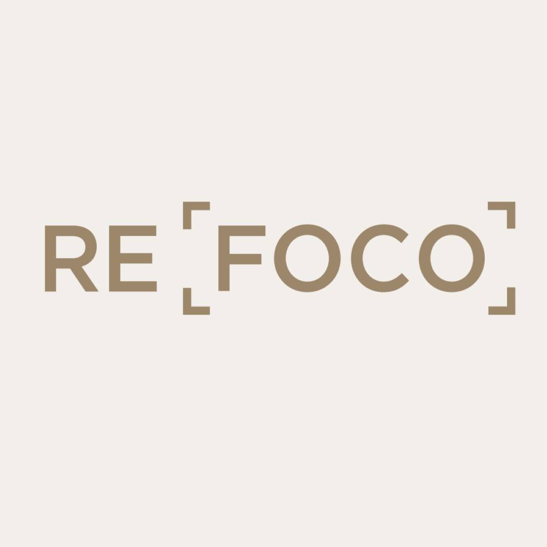 Un diseño moderno que presenta el texto 'RE[FOCO]' en un fondo claro.