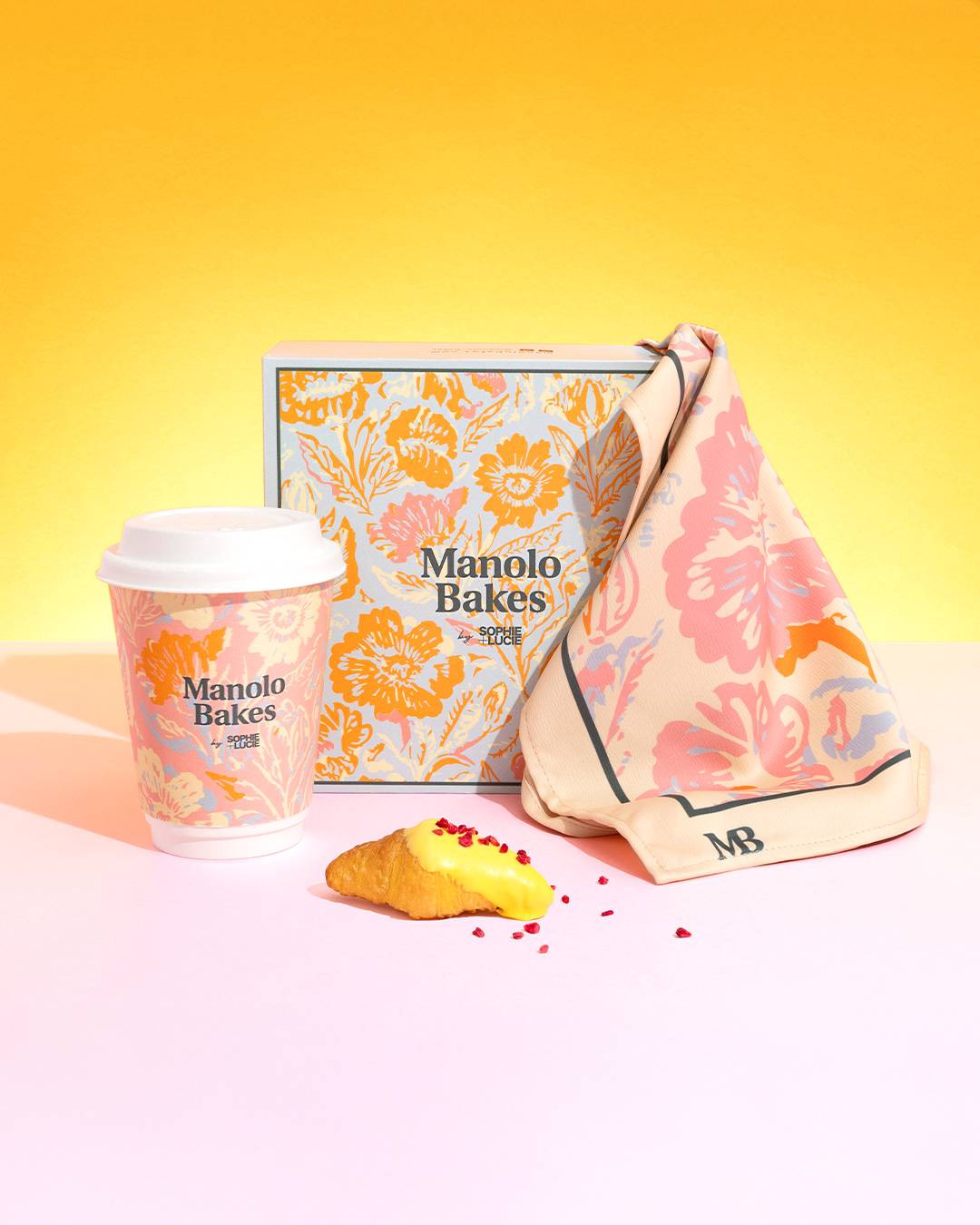 Un conjunto de productos de repostería de Manolo Bakes sobre un fondo colorido.