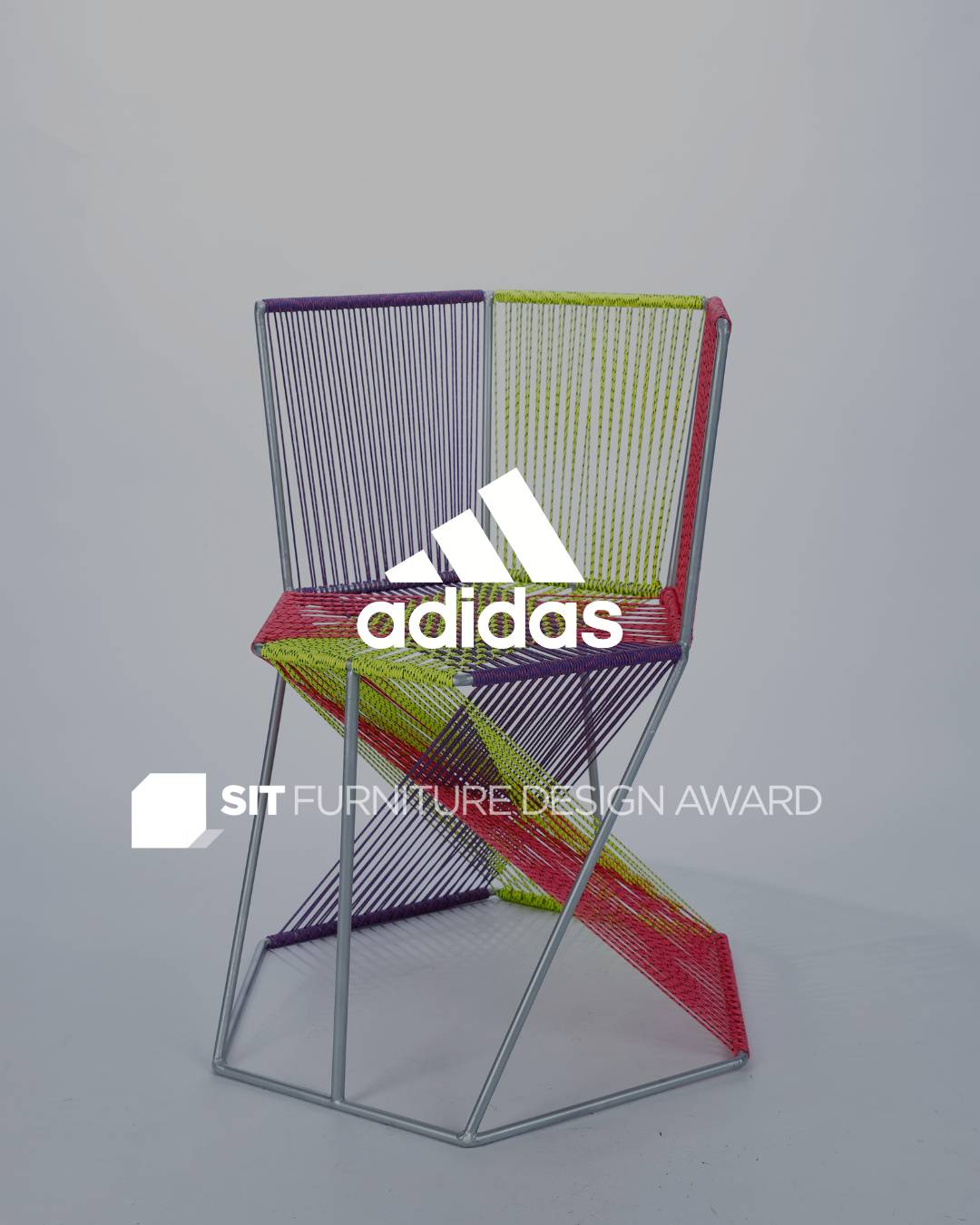 Una silla moderna y colorida diseñada con cuerdas en tonos vivos.