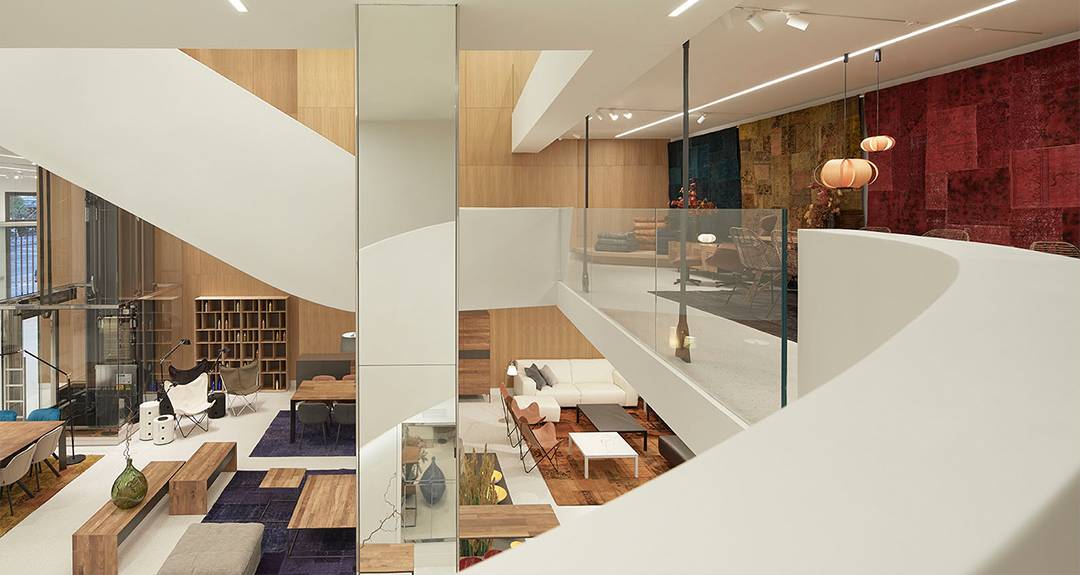 Una moderna sala de estar con un diseño elegante y amplios espacios abiertos.