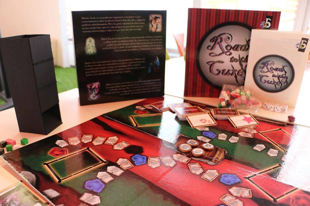 El juego de mesa 'Road to Treasures' junto con sus componentes sobre una mesa.