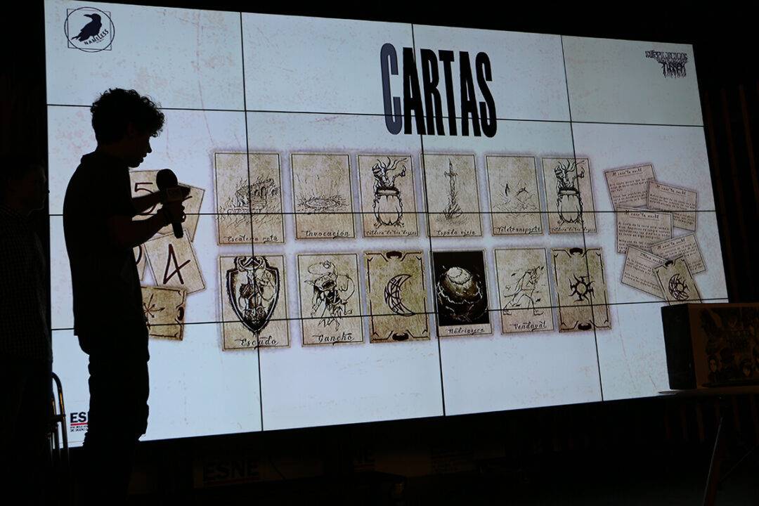 Una presentación de cartas ilustradas en una pantalla con la silueta de una persona sosteniendo un micrófono.