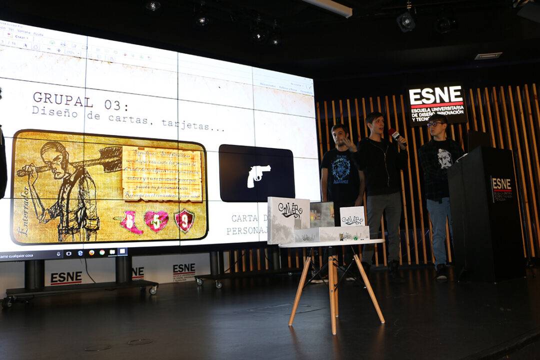 Presentación de un grupo sobre diseño de cartas y tarjetas en un evento educativo.