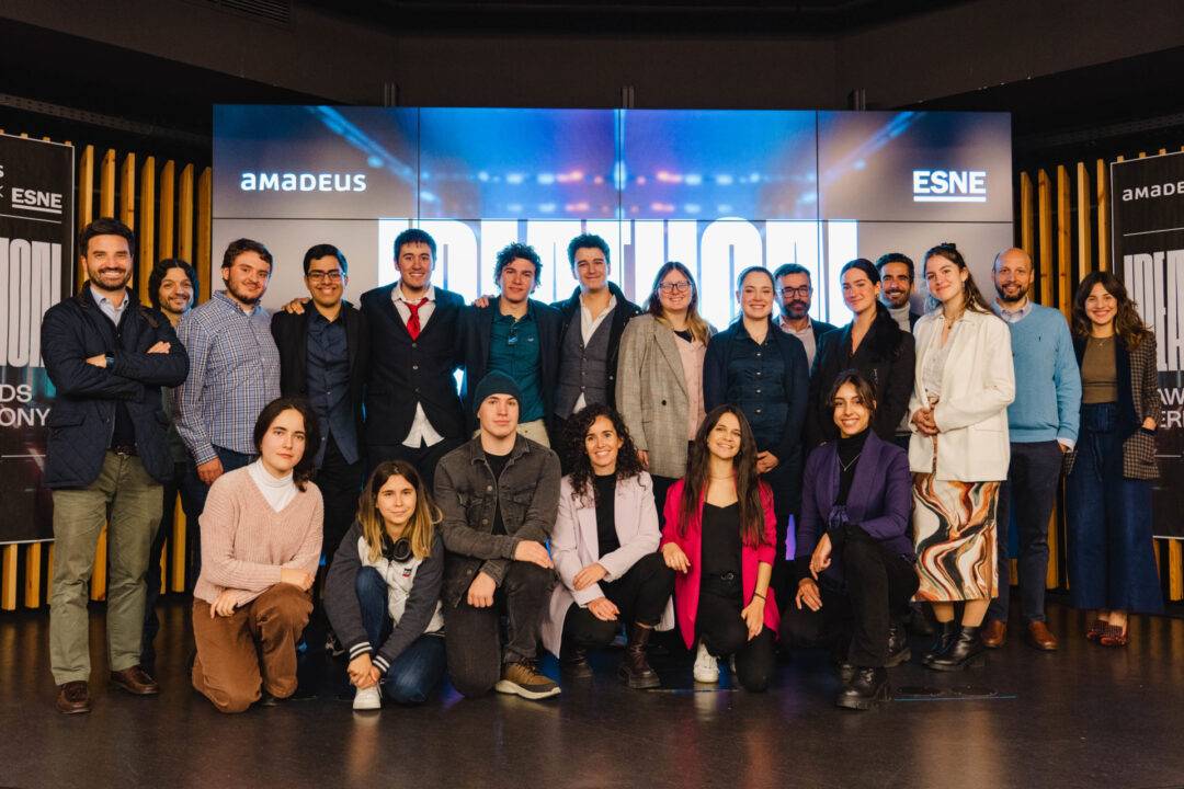 Grupo de personas posando en un evento relacionado con la tecnología y la creatividad.