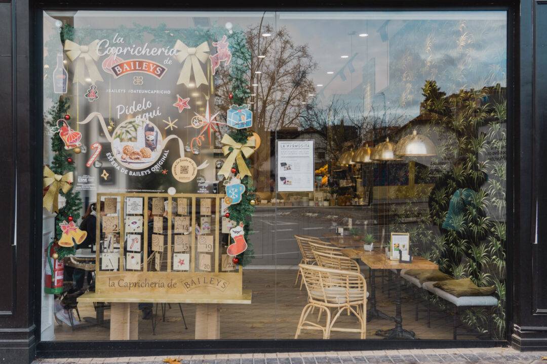 La imagen muestra la fachada de una pastelería decorada para la Navidad.
