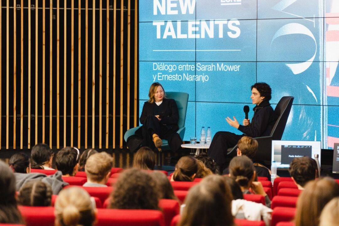 Diálogo entre Sarah Mower y Ernesto Naranjo en un evento sobre nuevos talentos.