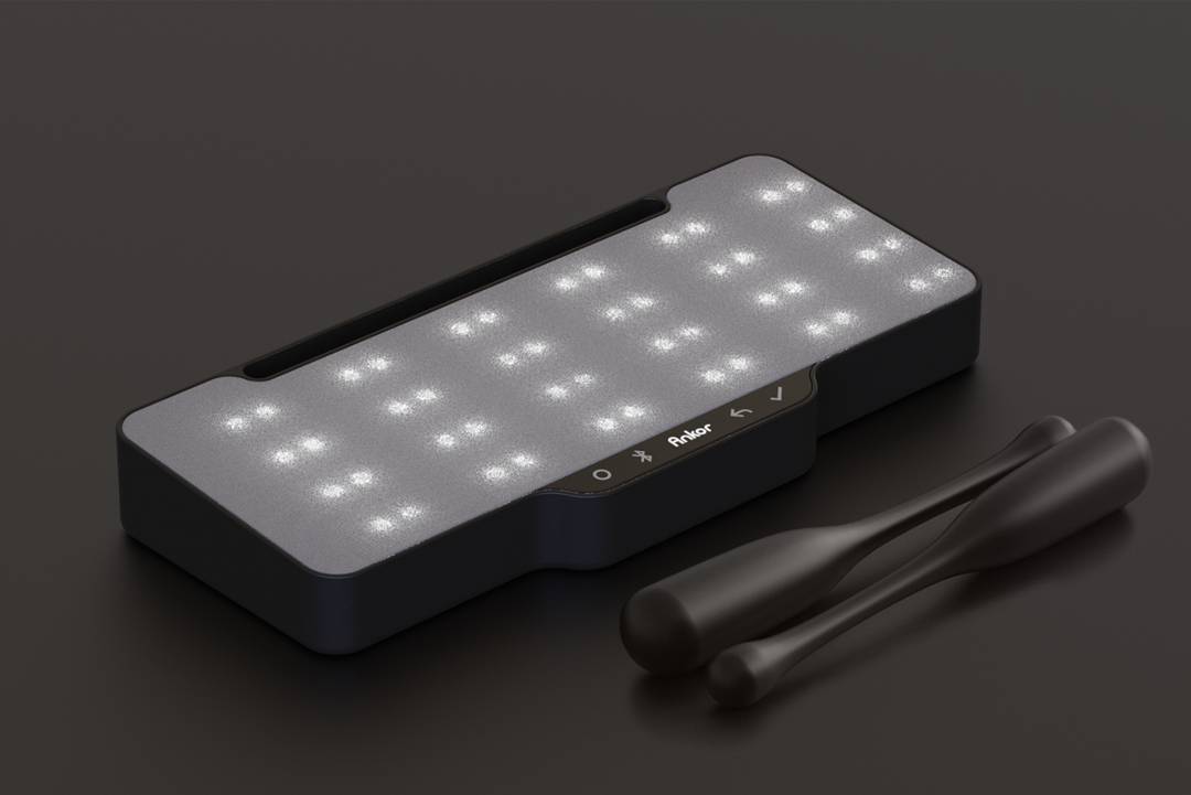 Un dispositivo moderno con luces LED y dos herramientas acompañantes.