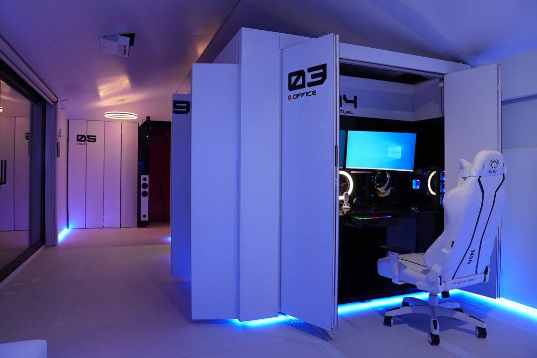 Imagen de un moderno espacio de oficina con luces LED azules y estaciones de trabajo elegantes.