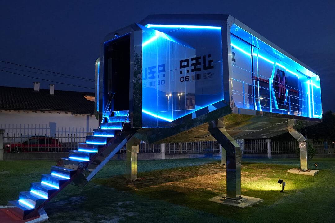 Estructura moderna iluminada con escaleras que destacan en la oscuridad.