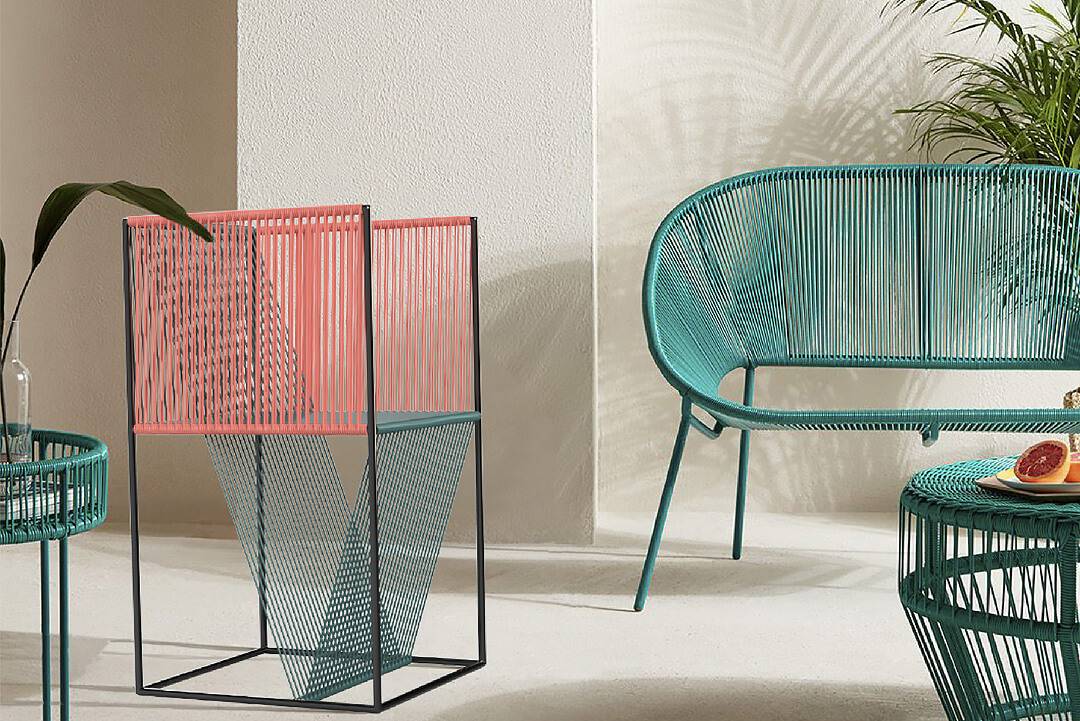 La imagen muestra un juego de muebles de exterior con diseño moderno en colores vibrantes.