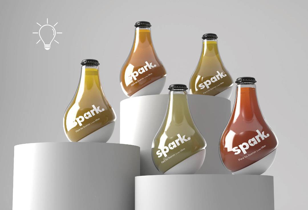 Un conjunto de botellas de bebida de diferentes colores sobre pedestales blancos.