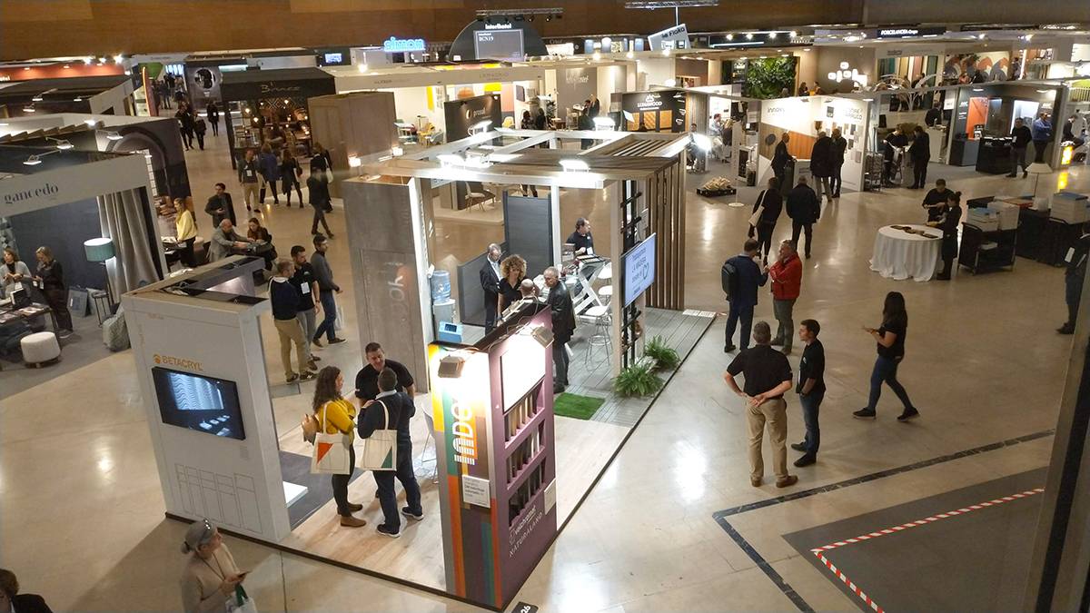 Un evento con múltiples stands y un gran número de asistentes en un recinto ferial.