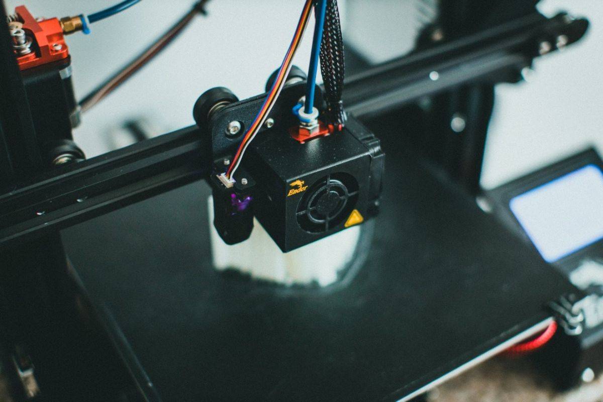 Impresora 3D en proceso de fabricación de un objeto.