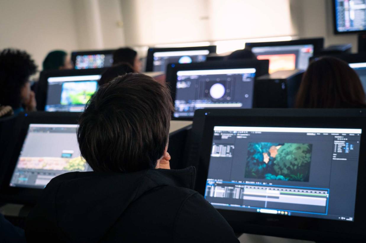 Una clase de animación donde estudiantes trabajan en sus computadoras.