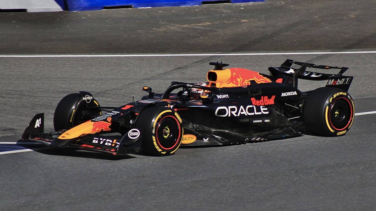 Un coche de Fórmula 1 de la escudería Red Bull Racing en plena carrera.