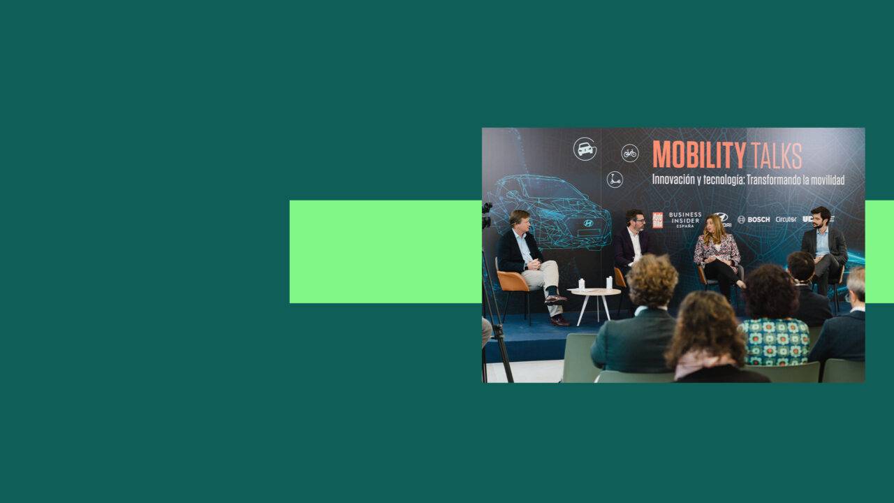 Una mesa redonda sobre movilidad que presenta a varios ponentes discutiendo temas de innovación tecnológica.