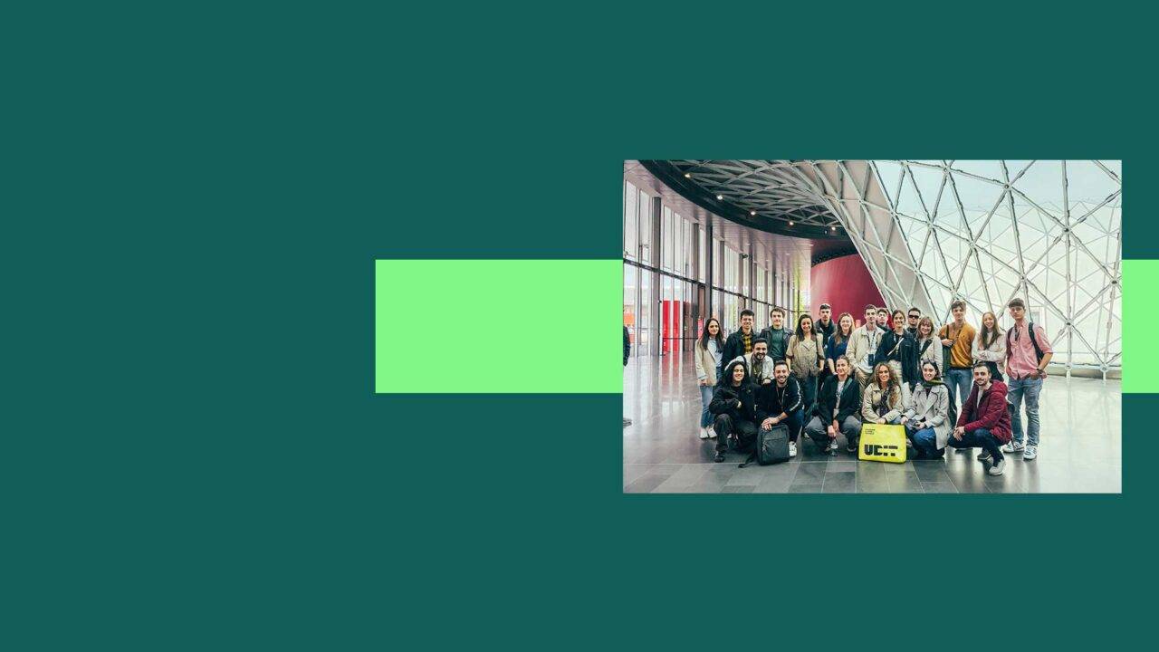 Un grupo de personas posando en un moderno edificio con diseño arquitectónico único.