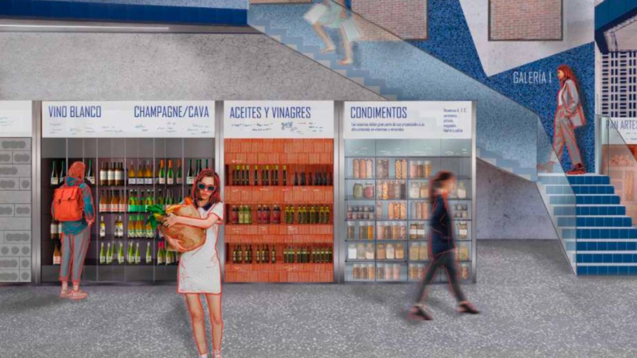 Una mujer sostiene una cesta con verduras frente a estantes de bebidas y condimentos en un mercado.