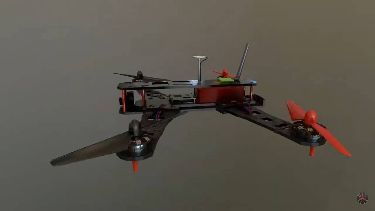 Un dron de carreras con un diseño aerodinámico y hélices de colores brillantes.