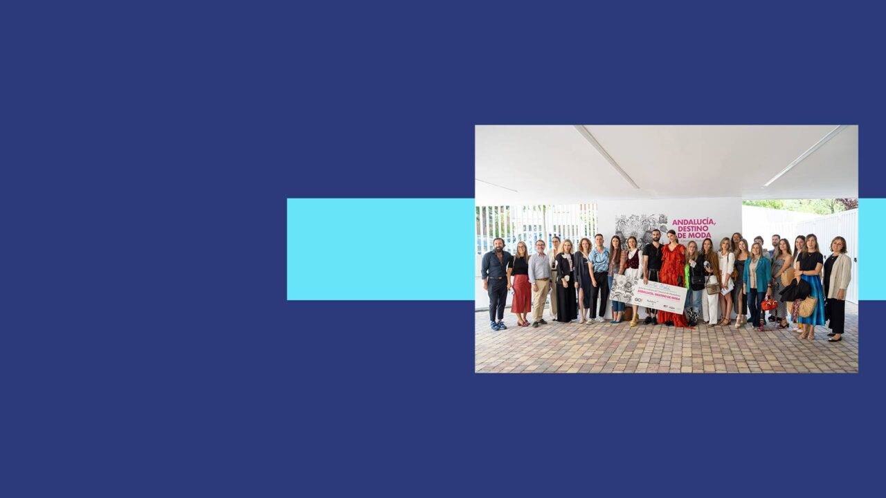 Grupo de mujeres posando juntas para una fotografía en un evento.