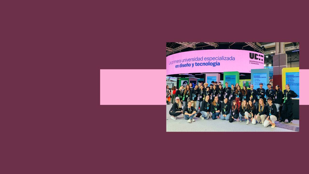 Un grupo grande de personas posando en un evento relacionado con diseño y tecnología.