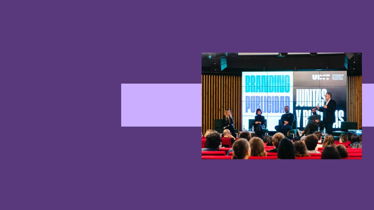 Un panel de discusión sobre branding y publicidad en un evento con público asistente.