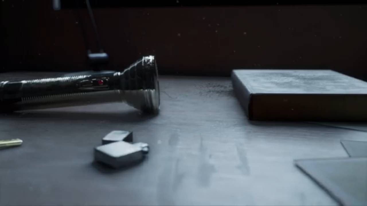 Una mesa con una linterna, un libro y algunos objetos metálicos dispersos.