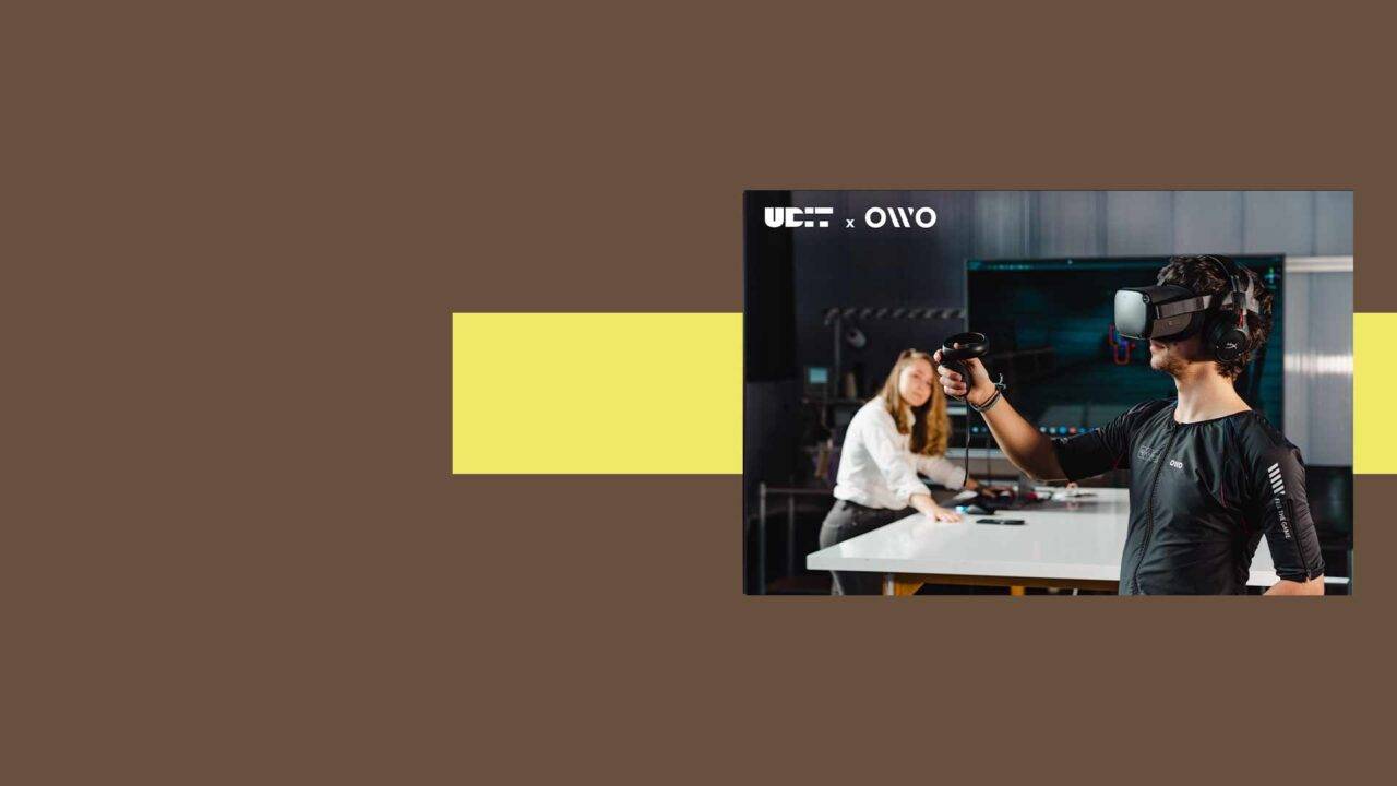 Una persona está utilizando un dispositivo de realidad virtual mientras otra observa.