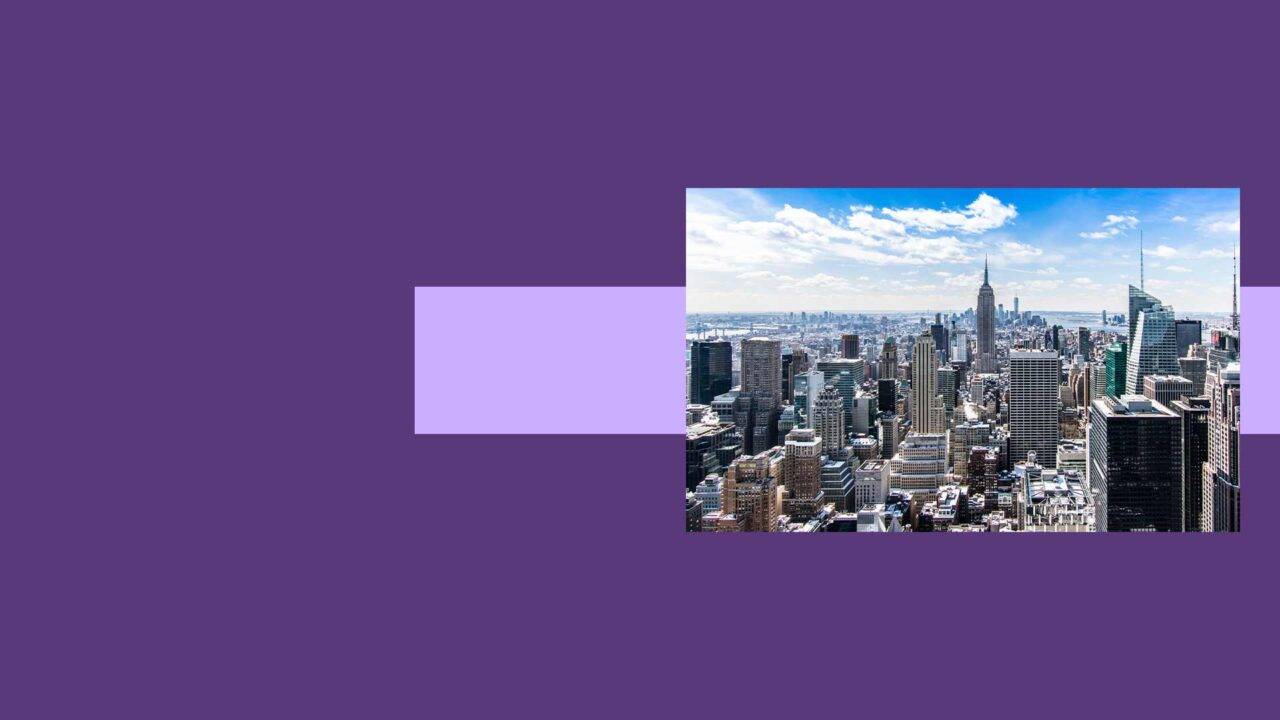 Vista panorámica de un paisaje urbano con rascacielos y un cielo nublado.