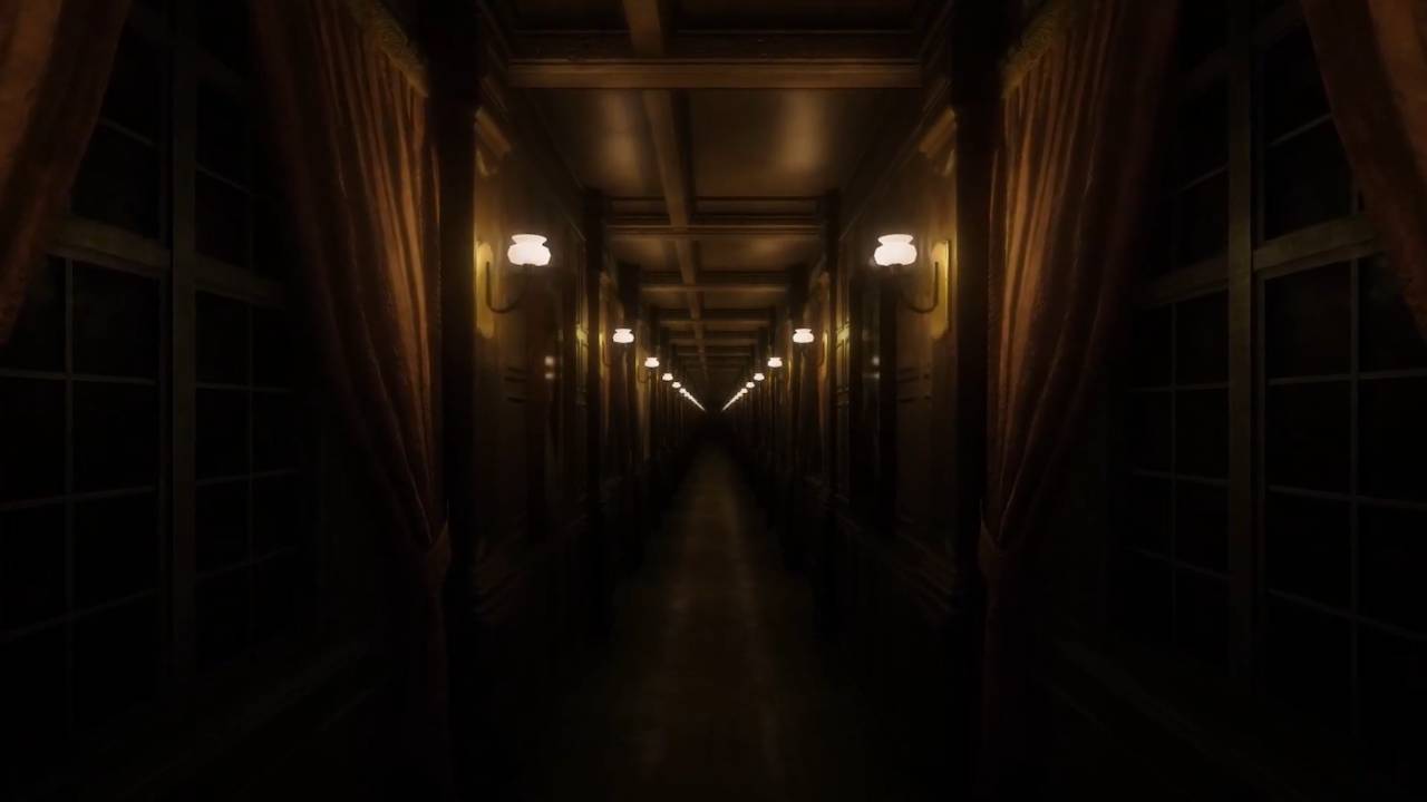 Un pasillo oscuro y largo con luces tenues y cortinas en las ventanas.