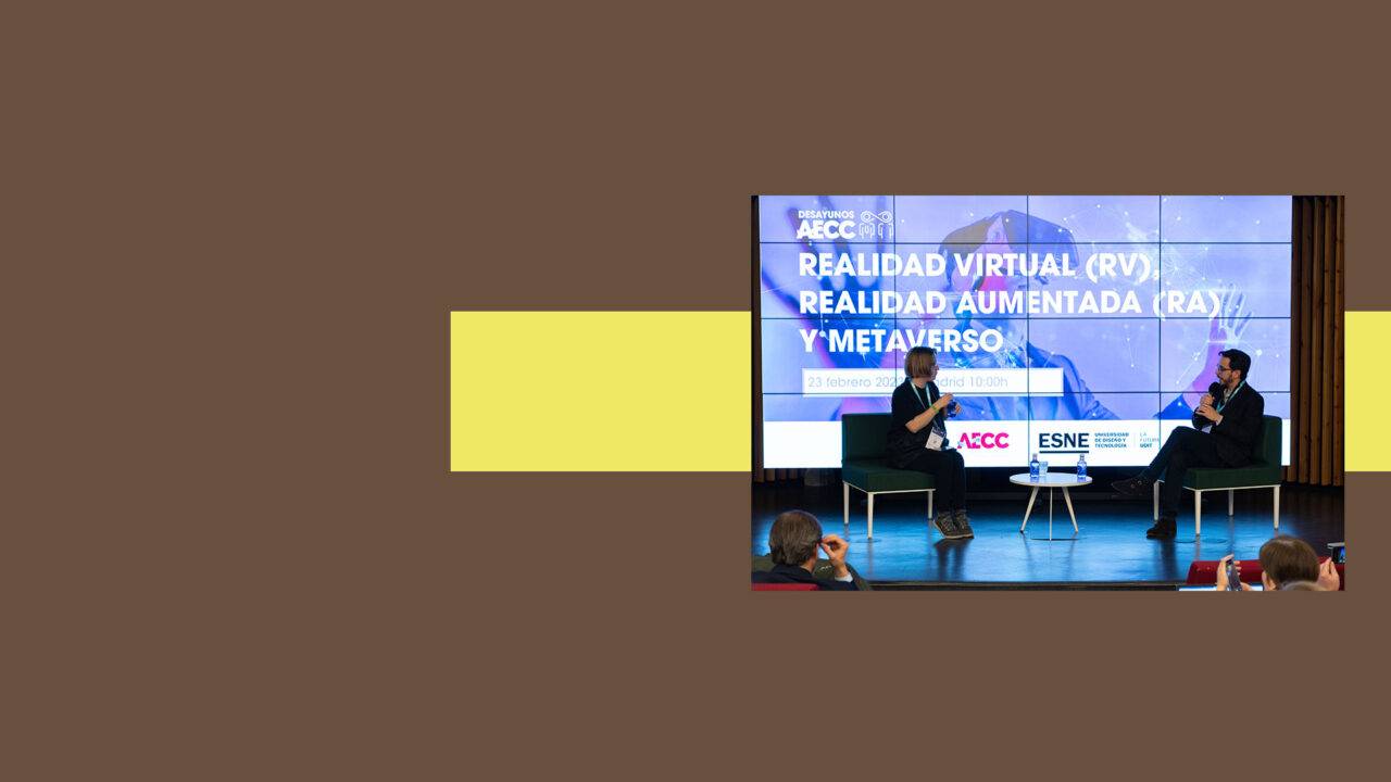 Una charla sobre realidad virtual, realidad aumentada y metaverso en un escenario.