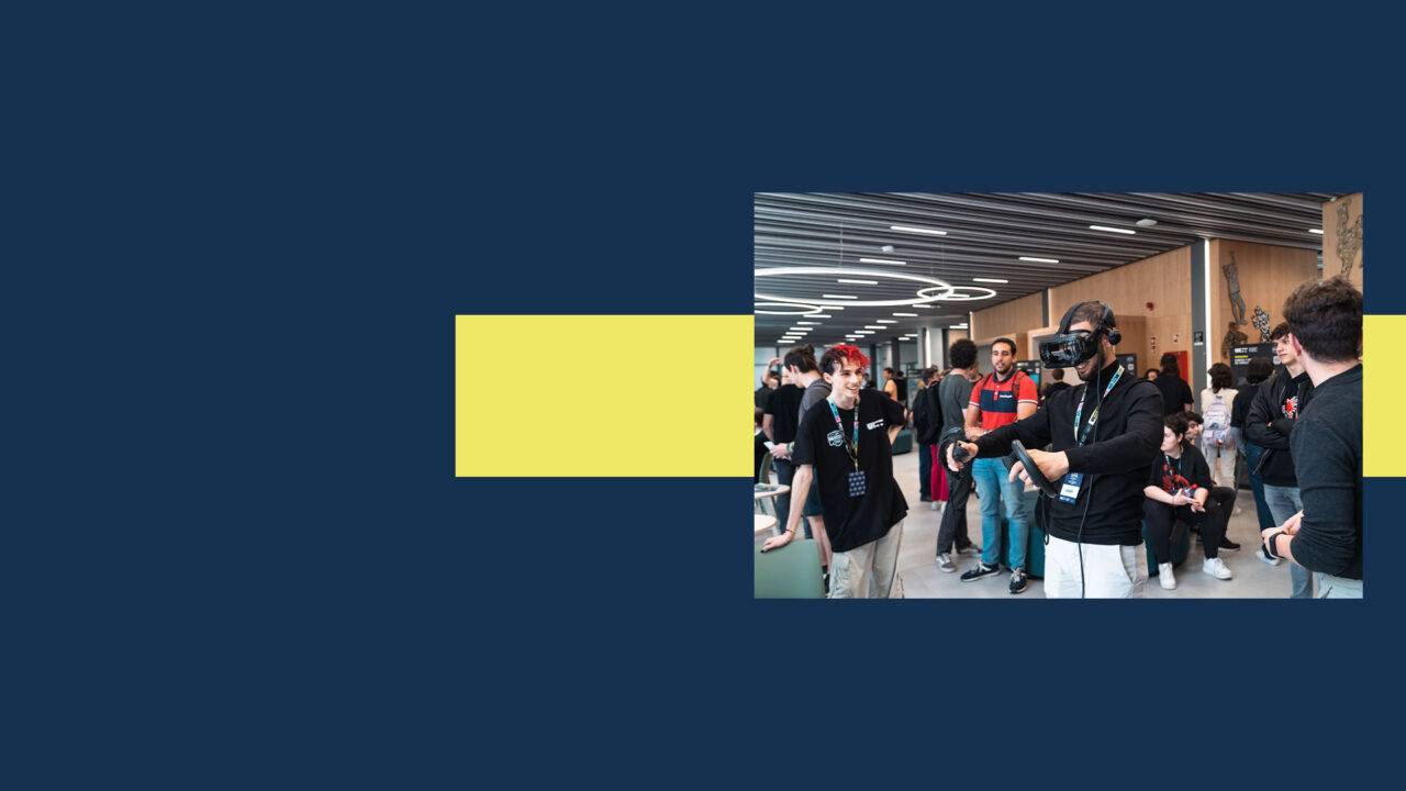 Un grupo de personas en un evento tecnológico interactuando con dispositivos de realidad virtual.