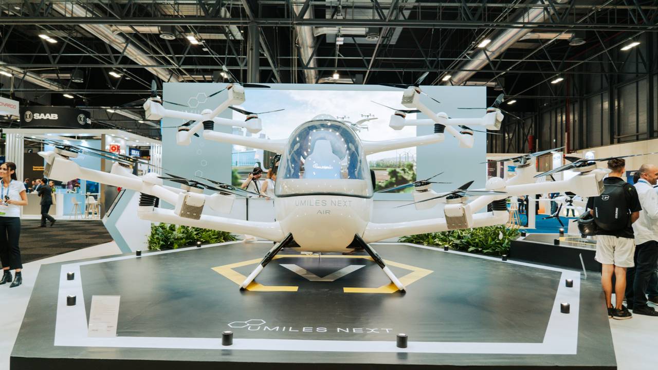 Un vehículo aéreo eléctrico innovador expuesto en una feria de tecnología.