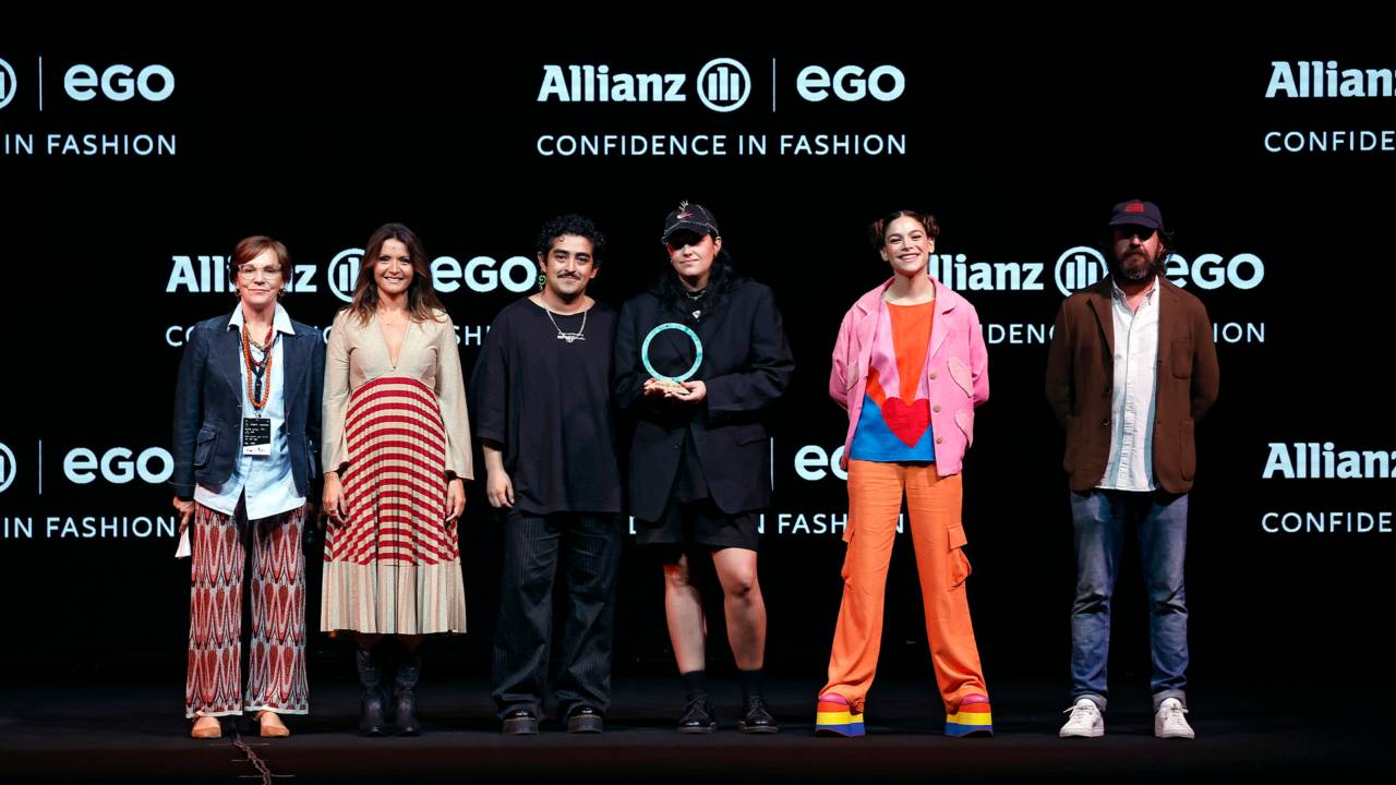 Un grupo de personas posando en un evento de moda.