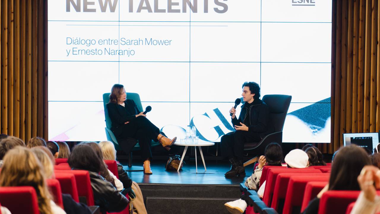 Diálogo entre dos profesionales en un evento sobre nuevos talentos.