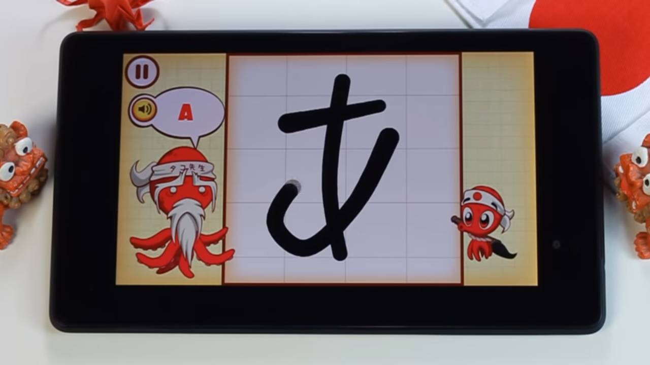 Una tableta muestra un dibujo de un carácter japonés con dos pulpos animados a los lados.