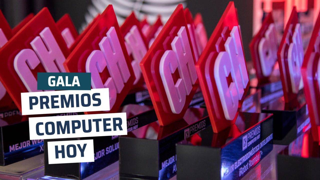 Una serie de premios con el logo de Computer Hoy en una ceremonia de gala.