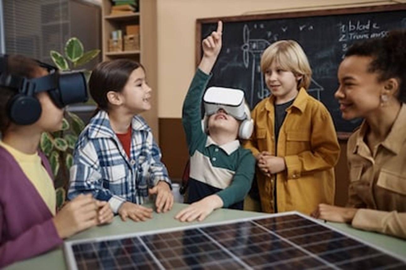 Un grupo de niños juega con dispositivos de realidad virtual en un entorno educativo.