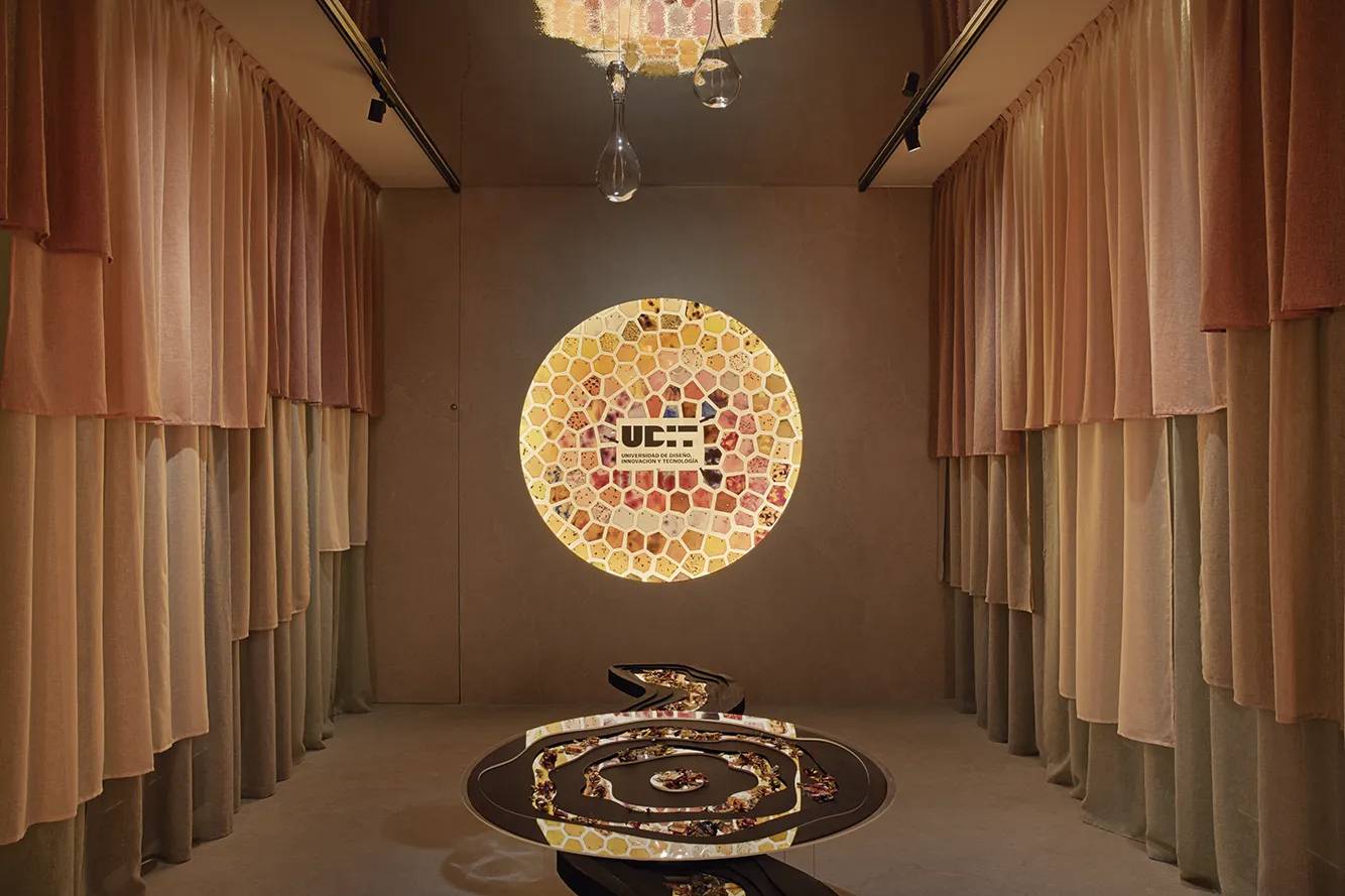 Una sala con decoración elegante y cortinas de colores suaves que enmarca un diseño circular en la pared.