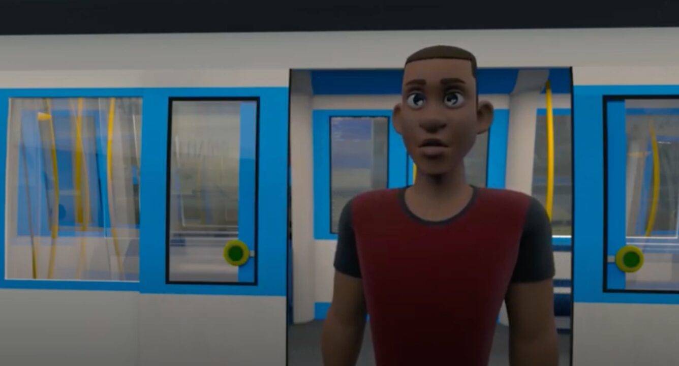 Un personaje 3D se encuentra dentro de un tren con ventanas azules.