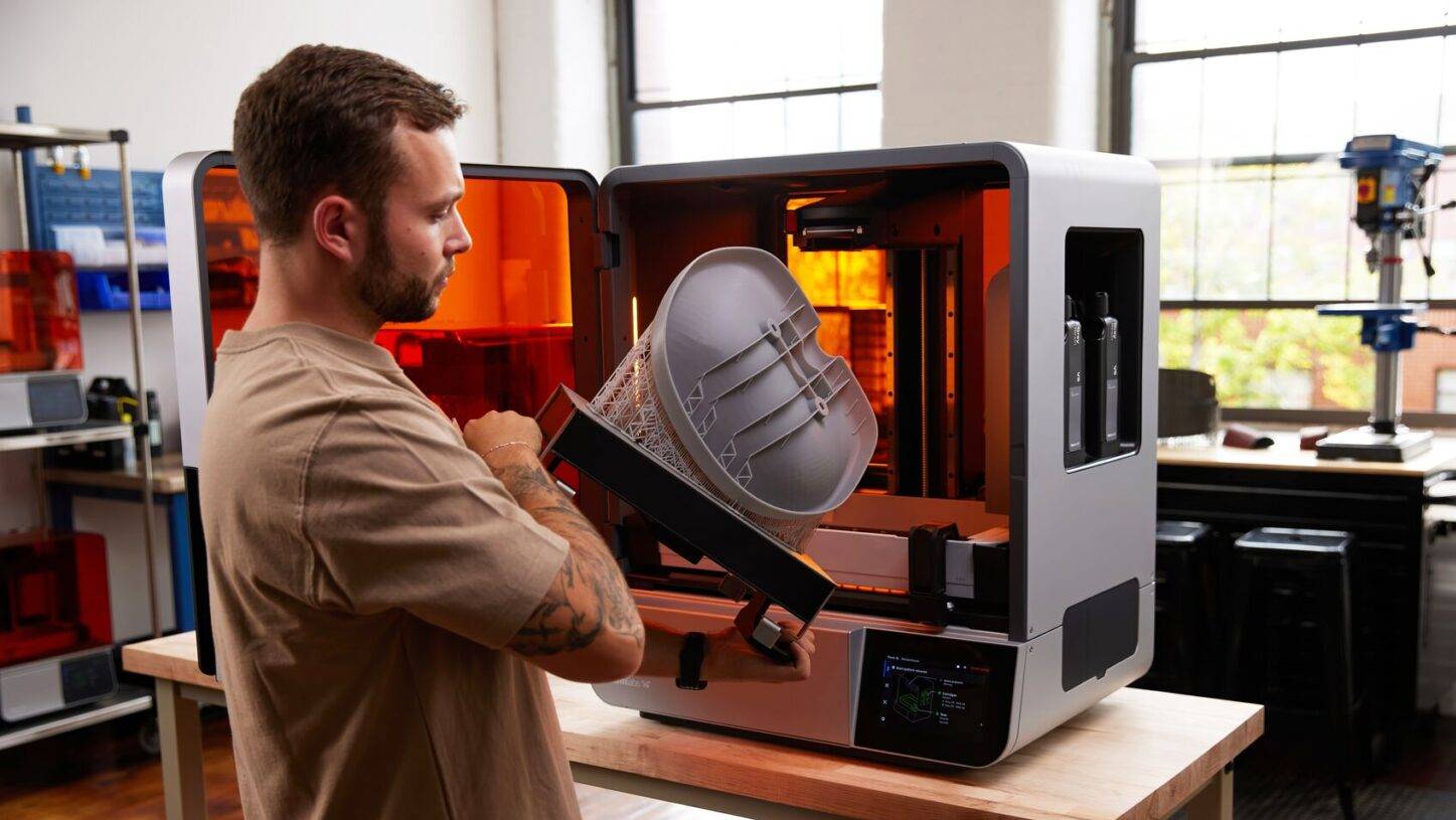 Equipos y herramientas de última generación , adaptados a las necesidades de cada asignatura, lo que permite a los estudiantes trabajar en entornos reales.