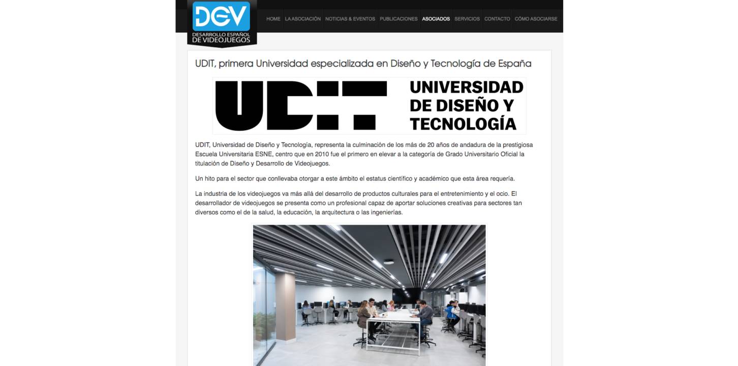 Imagen que muestra un espacio moderno en una universidad con estudiantes trabajando en mesas.