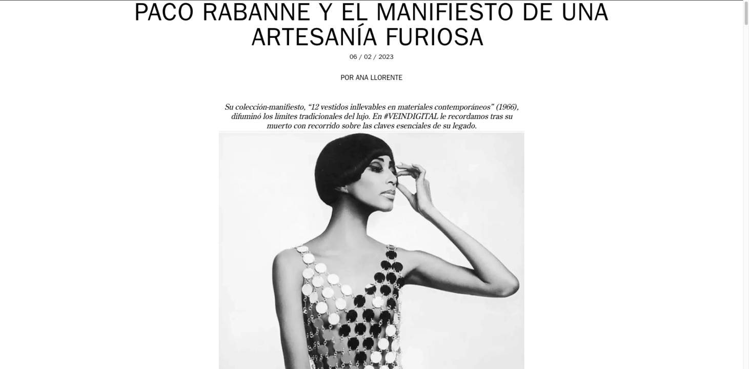 La imagen muestra a una modelo posando con un traje brillante en un fondo blanco, acompañada de un texto sobre Paco Rabanne.