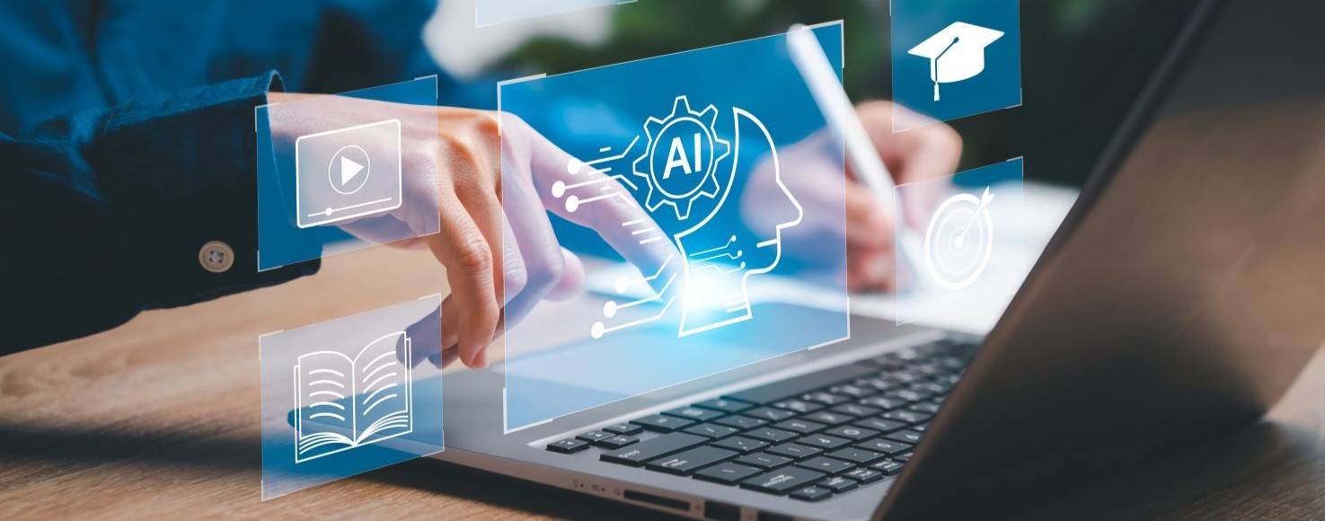 Una persona interactuando con un ordenador portátil mientras manipula gráficos digitales sobre inteligencia artificial y educación.